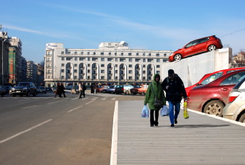 trotuarlemn Trotuar provizoriu pe Calea Victoriei sau “Podul Mogoşoaiei”