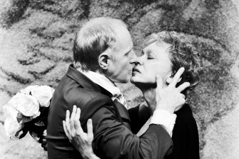 Câștigă o invitație dublă la Idolul și Ion Anapoda pe 28 septembrie – un spectacol de teatru la care se râde mult