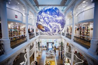 #PriveștePământul! Planeta albastră, suspendată în inima Cărturești Carusel