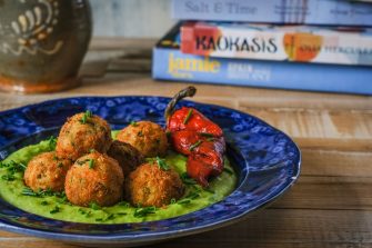 Rețete din cărți: chiftele de năut cu piure de mazăre