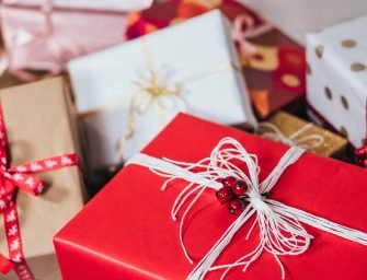 Cadouri de Secret Santa: idei haioase și originale pentru colegi