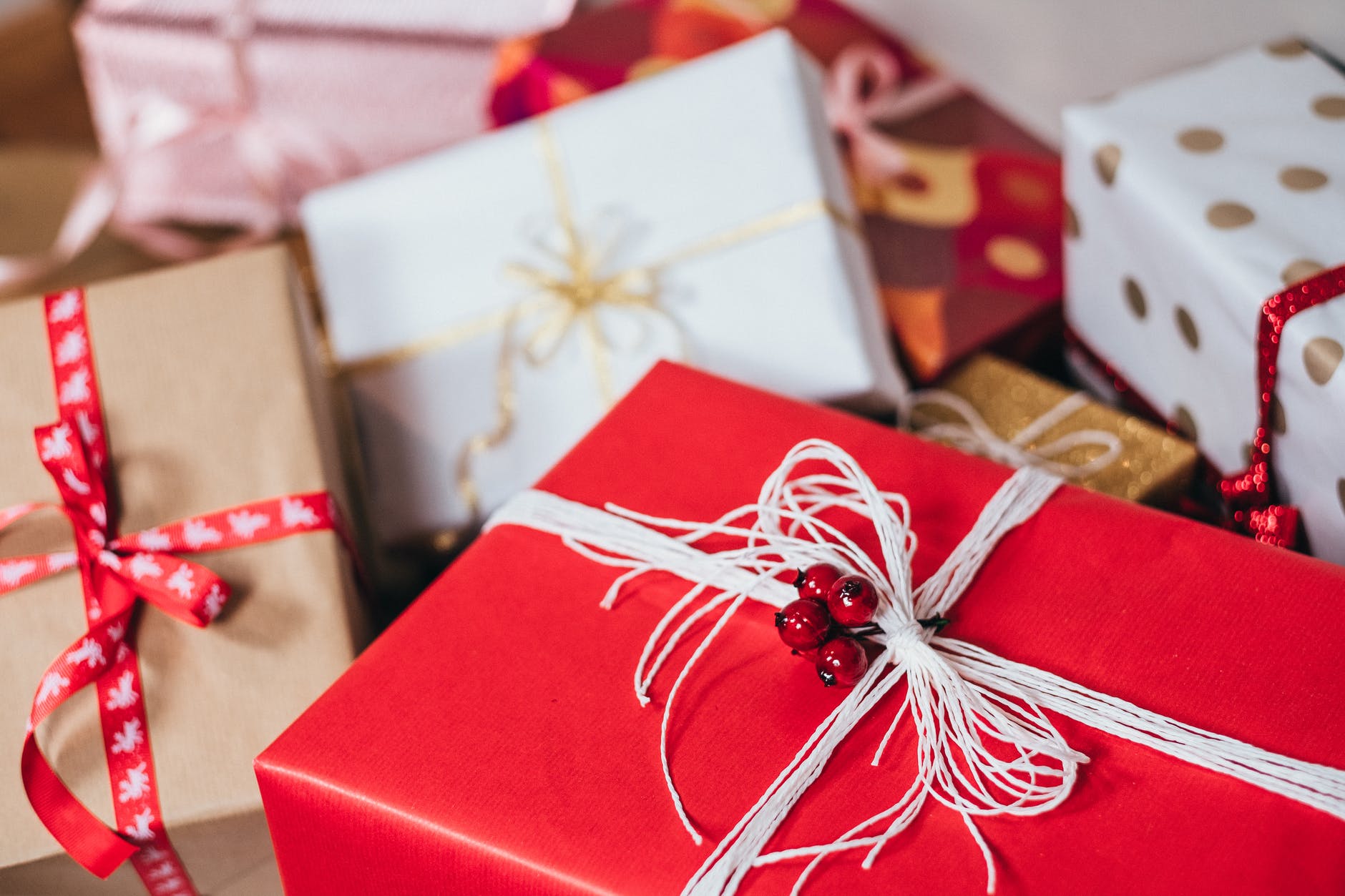 Cadouri de Secret Santa: 20 de idei pentru colegi și colege ...
