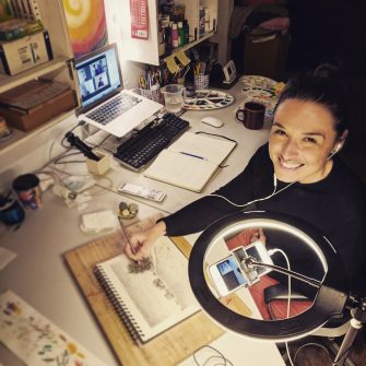 O poveste despre exprimarea artistică și beneficiile ei cu Milena Surducan, artist vizual și gazdă a cursurilor de artă pentru adulți și copii