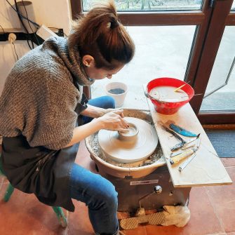 Irina Constantin: o scrisoare de dragoste pentru ceramică și obiecte meșteșugite