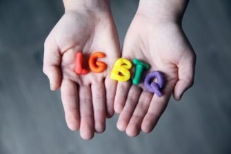 19 cărți LGBTQ+ prin care celebrăm Pride și ce înseamnă să fii Queer