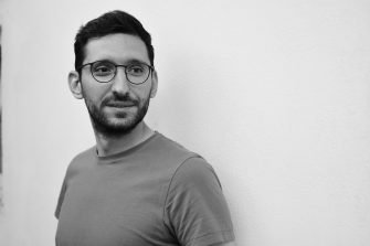 În dialog cu Bogdan Coșa: „[Scrisul] e un mod de a cunoaște lumea. Singurul, poate, prin care pot să arăt că o iubesc.”