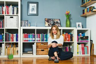 Bibliotecă de scriitor – Adina Rosetti: „Cititul e modul meu de a înțelege lumea și, în același timp, de a mă ascunde uneori de ea”