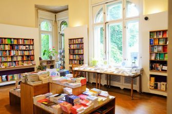 Pentru momentele în care ai poftă de râs: 12+ cărți amuzante care alungă melancolia