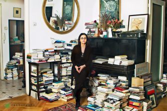 Bibliotecă de scriitor – Simona Popescu:  „Uneori, cititul devine scris (în minte). Cînd e o carte care te exprimă, ceea ce citești – citești ca și cum ai fi scris tu”