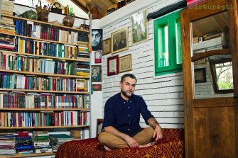 Bibliotecă de scriitor –  Marius Chivu: „Biblioteca este garajul meu cu scule. Niciodată nu știu ce-mi trebuie și prefer să am la îndemînă cît mai multe.”