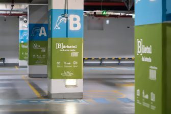 Cărturești invită șoferii la lectură transformând o parcare întreagă în vouchere de reducere la cărți