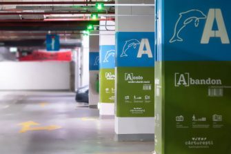 Cărturești invită șoferii la lectură transformând o parcare întreagă în vouchere de reducere la cărți