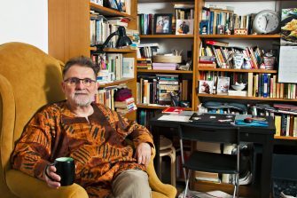 Bibliotecă de scriitor – Florin Bican: „Cred că am trăi într-o lume mult mai bună  dacă adulții ar citi literatură pentru copii”