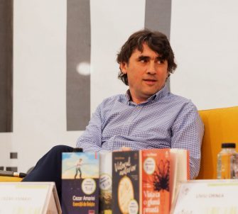 Karmen Florea în dialog cu Cezar Amariei la FILIT 2022: „Nu se mai citește” devine doar o formulă care se pierde în fața miilor de oameni ce stau și în picioare la întânirile cu scriitorii sau traducătorii