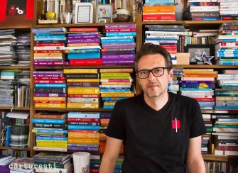 Bibliotecă de scriitor – Dan Coman:  „Biblioteca mă ajută la câștigarea unui anumit tip de liniște de care am nevoie ulterior scrisului”