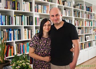 Bibliotecă de scriitor – Emanuela Ignățoiu-Sora & Cezar Gheorghe: „La fel ca o căsnicie, o bibliotecă în comun este un compromis”