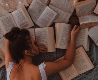 Cărți de dezvoltare personală pentru adolescenți: 10+ recomandări care să te inspire în drumul către autocunoaștere