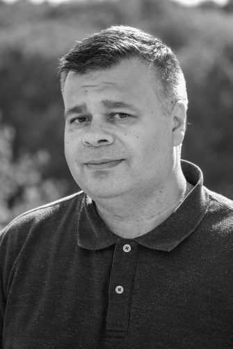 Iulian Popa | „Nu simt nevoia unei izolări depline pentru a putea scrie”