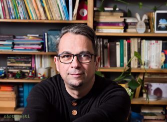 Bibliotecă de scriitor – Alex Moldovan: „Devenisem atât de lacom de citit, că-i făcusem și maică-mii permis la bibliotecă”