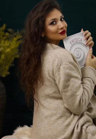 FRIȘCA | Roxalee și drumul debutului ca autoare pe cont propriu