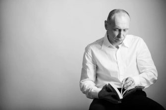 Ca un dar în săptămâna din Ajunul Crăciunului: „Dintotdeauna” la Cărturești Piatra Neamț și Cărturești Iași | scriitorul basarabean Igor Guzun se află într-un turneu de lansare a cărții