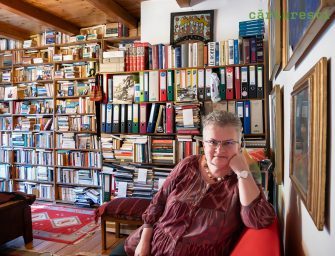 Bibliotecă de scriitor – Ioana Bot: „Una dintre cele mai mari spaime ale mele e că mă aflu în călătorie și n-am ce citi”