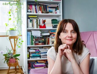 Bibliotecă de scriitor – Ștefania Mihalache: „Biblioteca mea arată cam cum arăt și eu, pentru că și eu sunt într-o fază intermediară”