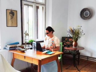 Bibliotecă de scriitor – Raluca Nagy: „Obiectele care îmi sunt cele mai dragi, cărțile, au ajuns să fie și cele de care mă leg cel mai puțin”