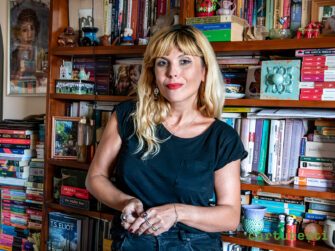 Bibliotecă de scriitor – Alina Purcaru:  „Cred că doar în frigider și în cuptor nu am cărți”