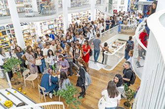 FESTIVALYA 2024 / interviu cu Zoulfa Katouh: Ce am învățat eu de la Salama a fost să-mi iubesc cultura prin ochii ei!