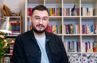 Bibliotecă de scriitor – Horea Sibișteanu: „La ultimul târg mi-am zis că nu mai cumpăr cărți, pentru că uite ce e-n Raftul Rușinii, și tot mi-am luat câteva”
