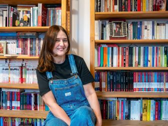 Bibliotecă de scriitor – Simona Goșu: „Ideile care m-au dus la scris mi-au venit totdeauna citind”