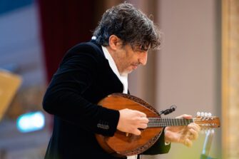 Festivalul Enescu 2025 / Between Worlds: interviu cu Avi Avital despre mandolină, tăcere și puterea tradițiilor