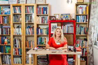 Bibliotecă de scriitor – Ioana Nicolaie:  „Mă lupt să nu-mi pierd timpul de citit. Suntem bombardați cu milioane de obligații și e foarte ușor să scoți cititul din viața ta.”