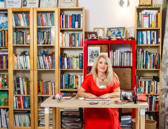 Bibliotecă de scriitor – Ioana Nicolaie:  „Mă lupt să nu-mi pierd timpul de citit. Suntem bombardați cu milioane de obligații și e foarte ușor să scoți cititul din viața ta.”