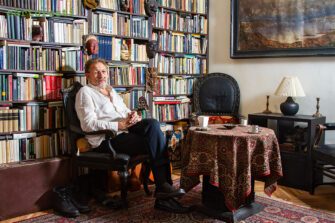 Bibliotecă de scriitor – Attila Bartis:  „Mama mea a citit mai mult într-un an decât am citit eu în toată viața”