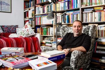 Bibliotecă de scriitor (o revizitare) – Bogdan-Alexandru Stănescu: „Cred că romanul asta și-a dorit întotdeauna, să ofere un contrapunct lumii. Nu s-o copieze”