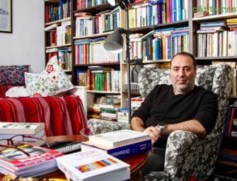 Bibliotecă de scriitor (o revizitare) – Bogdan-Alexandru Stănescu: „Cred că romanul asta și-a dorit întotdeauna, să ofere un contrapunct lumii. Nu s-o copieze”
